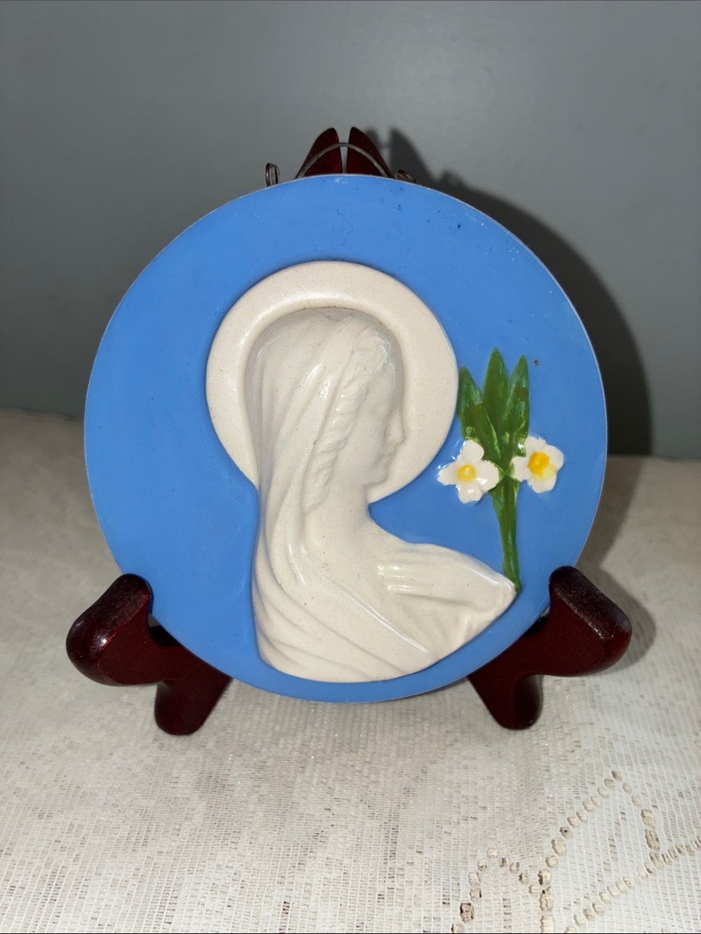 Vtg Blue Madonna Della Robbia Wall Plaque/White Figure and Lilies Floral Accent